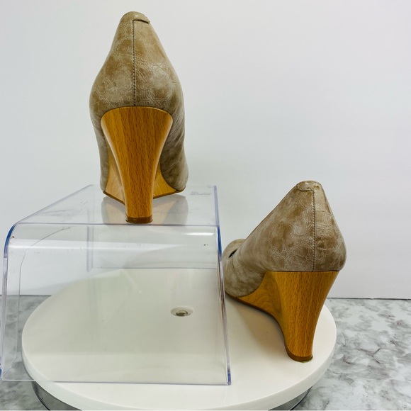 Nicole Miller Heeled Wedge Womens 9.5 Beige Round Toe Leather Minimalist Classy - Picture 4 of 11